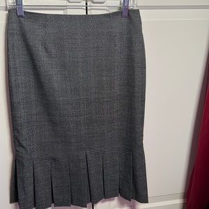 iz Byer pencil skirt with flirty pleated hemline. Grey and black junior SZ3